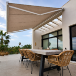 Toldo extensible para protección solar en terraza