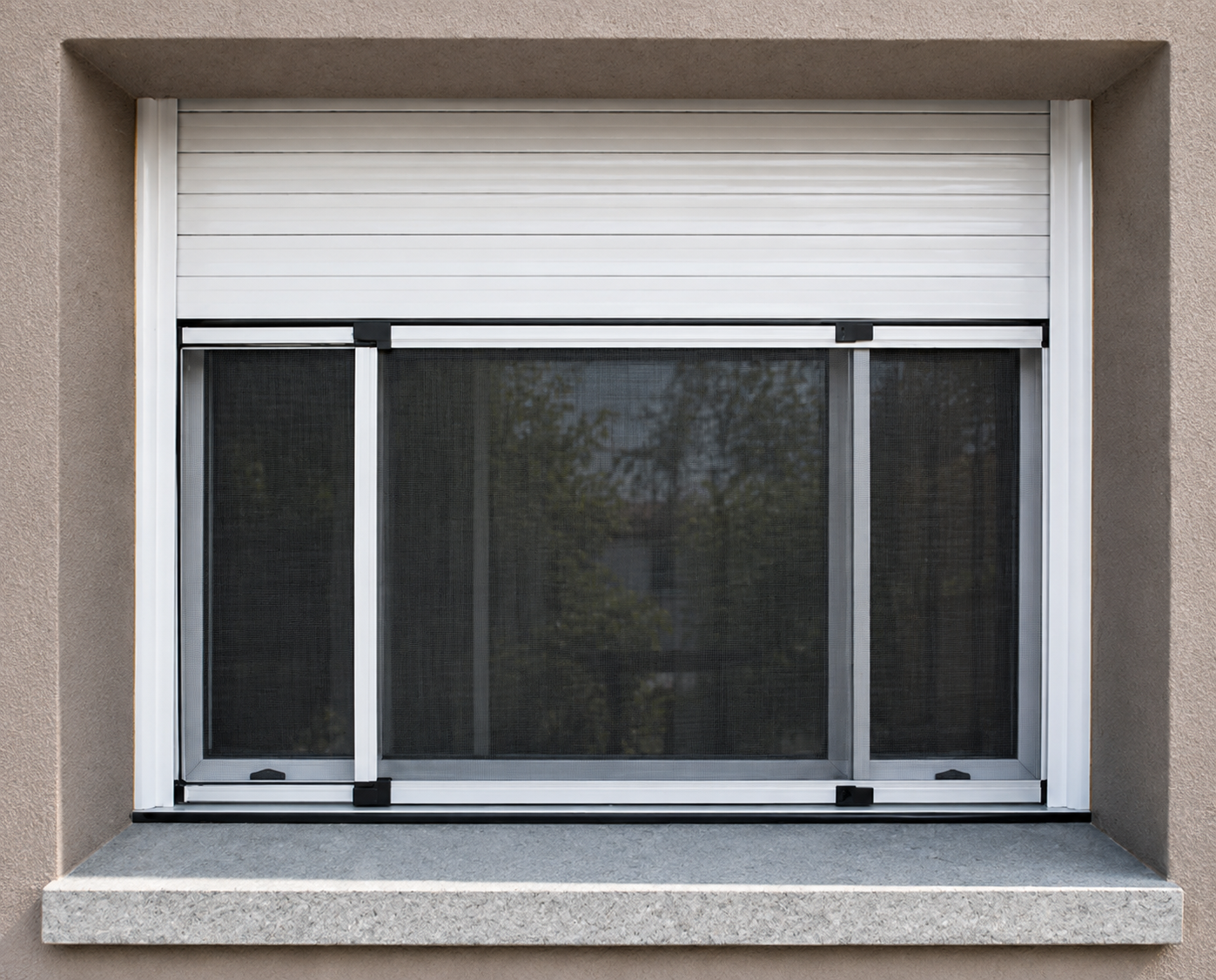 Ventana con persiana enrollable blanca